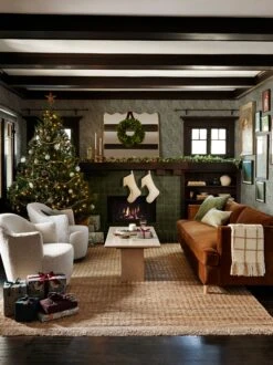 Louise Throw By MINNA -Furniture Decoration Shop Garlands 14333 ver1 Swatch SITECROP ce14e828 5147 4503 8dd4 b3f4a6ff66a5