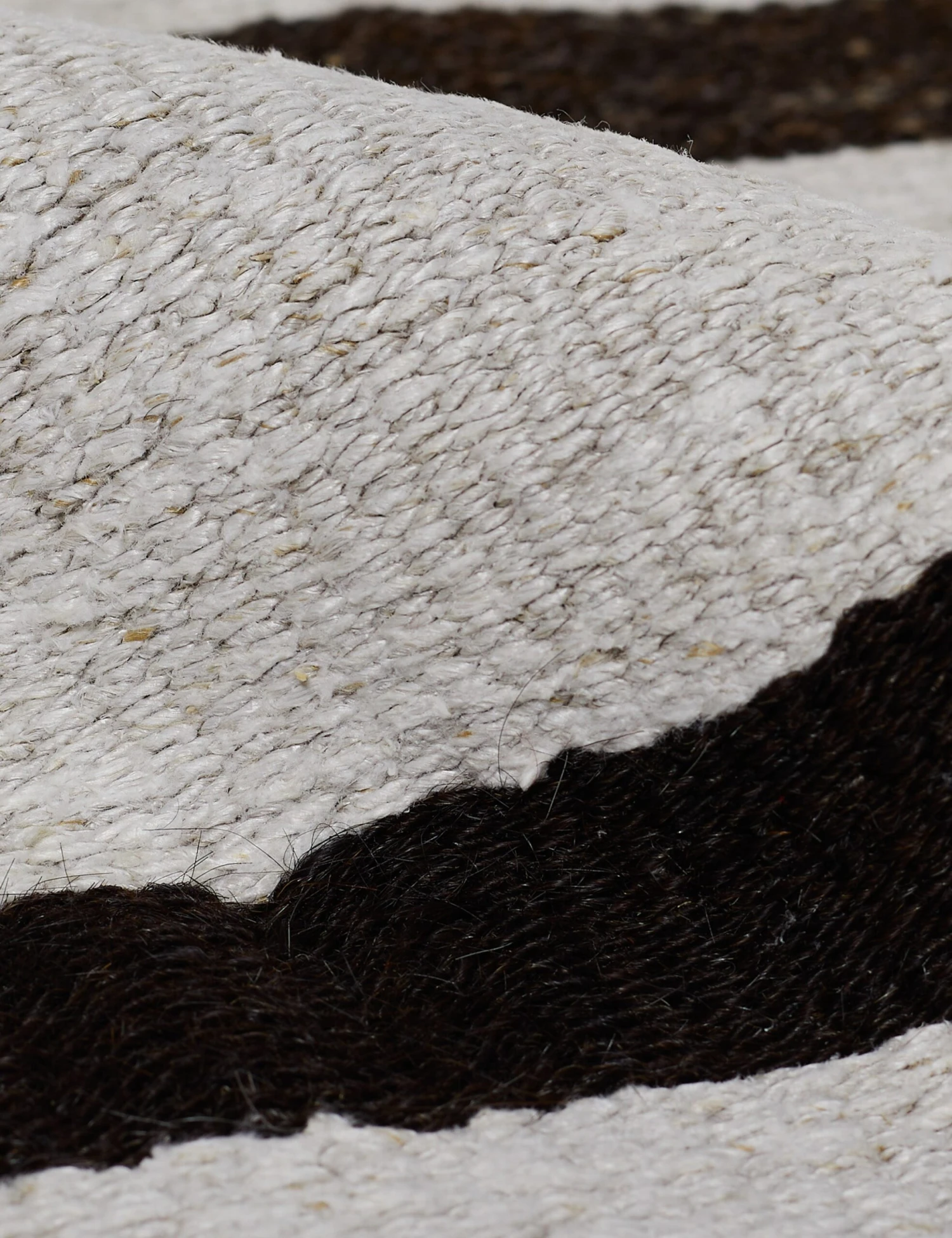 Garnet Vintage Rug, 4'6" X 7'11" 5 Garnet Vintage Rug, 4'6" X 7'11" - Image 3